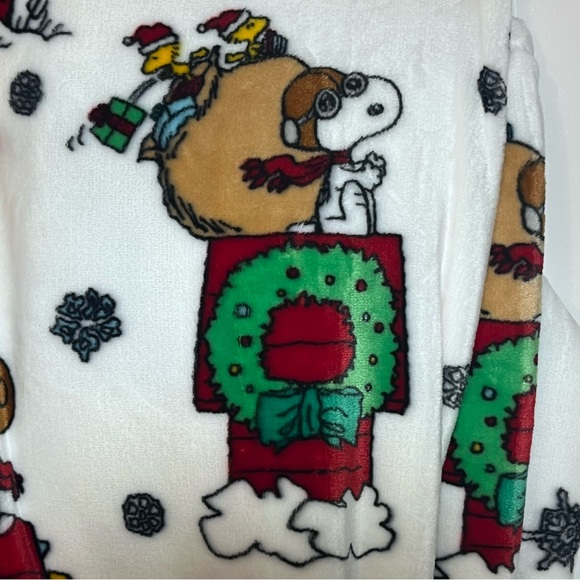 Peanuts Snoopy White Holiday Throw Blanket - Picture 3 of 4
